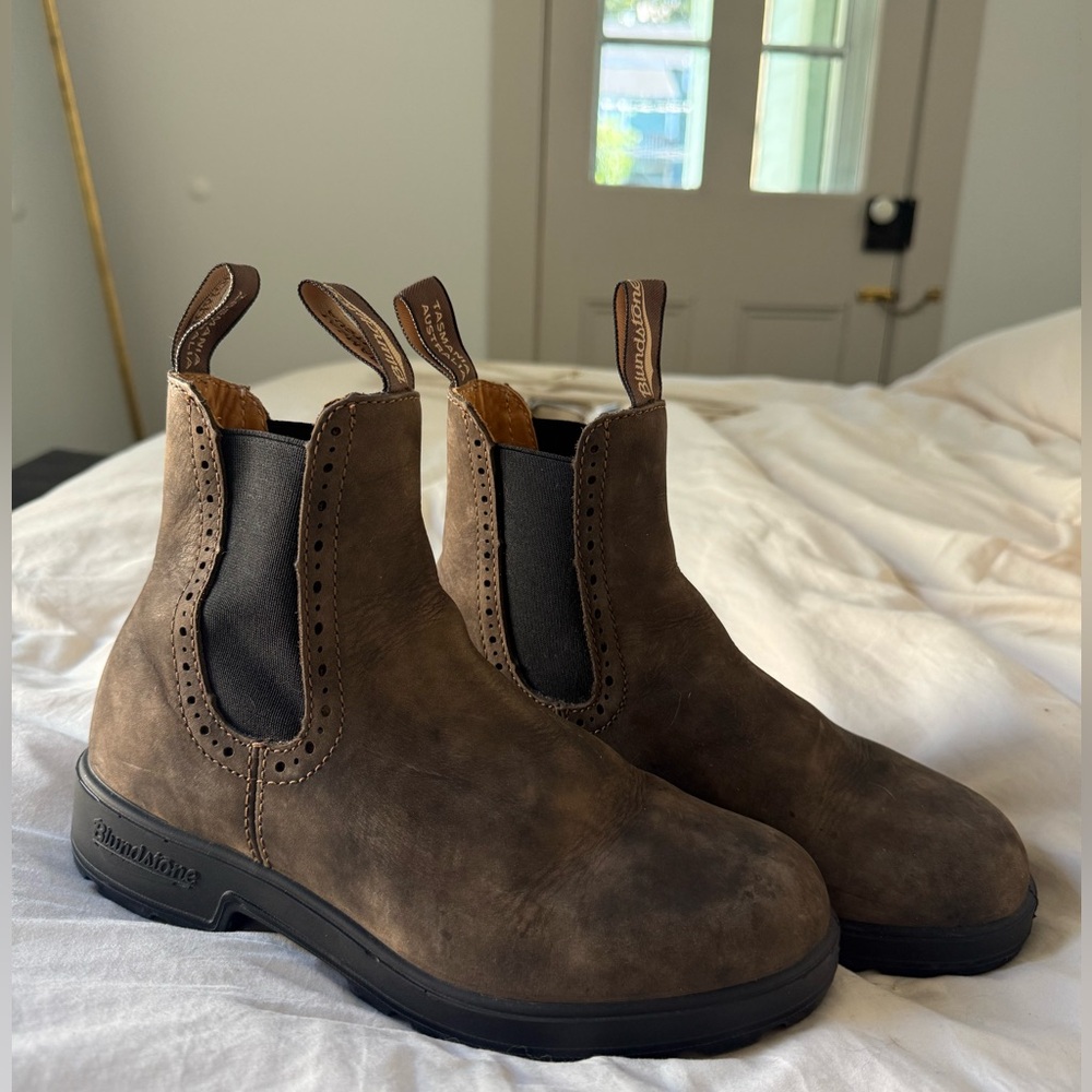 Blundstone Brown Nubuck Chelsea Ankle Boots with Black Elastic